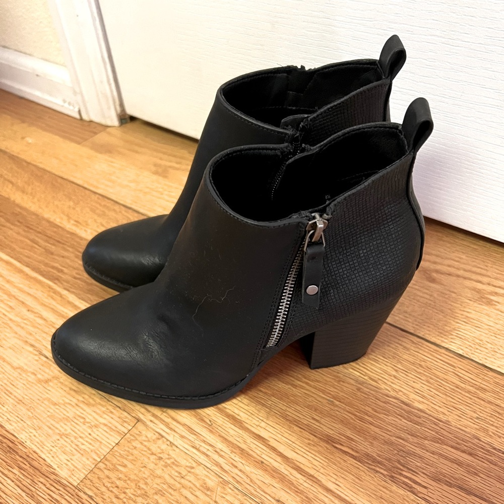 black Universal Thread target ankle booties size 8.5